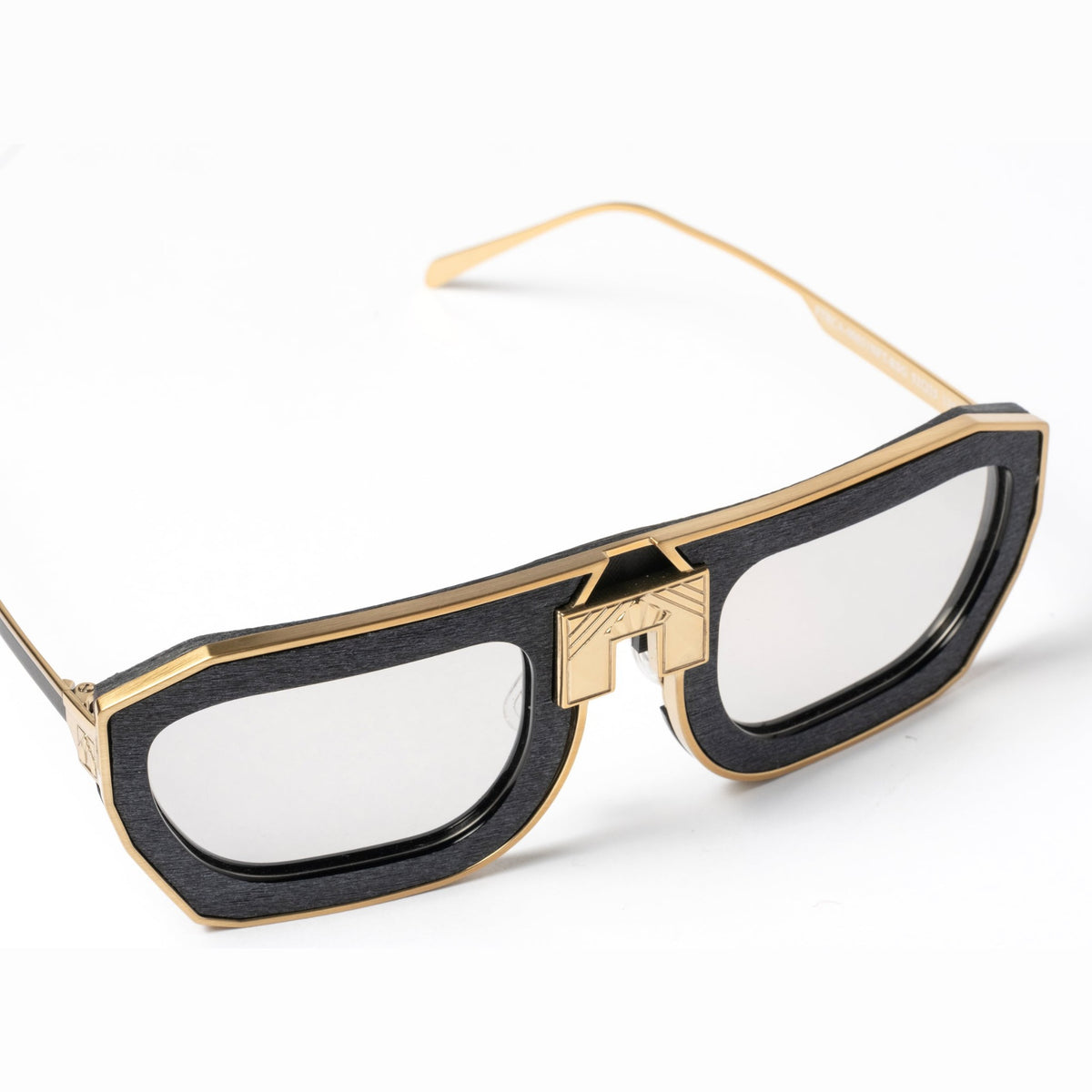 ARIA NOIR Patriarca eyewear in Black, close up of the gold bridge detail