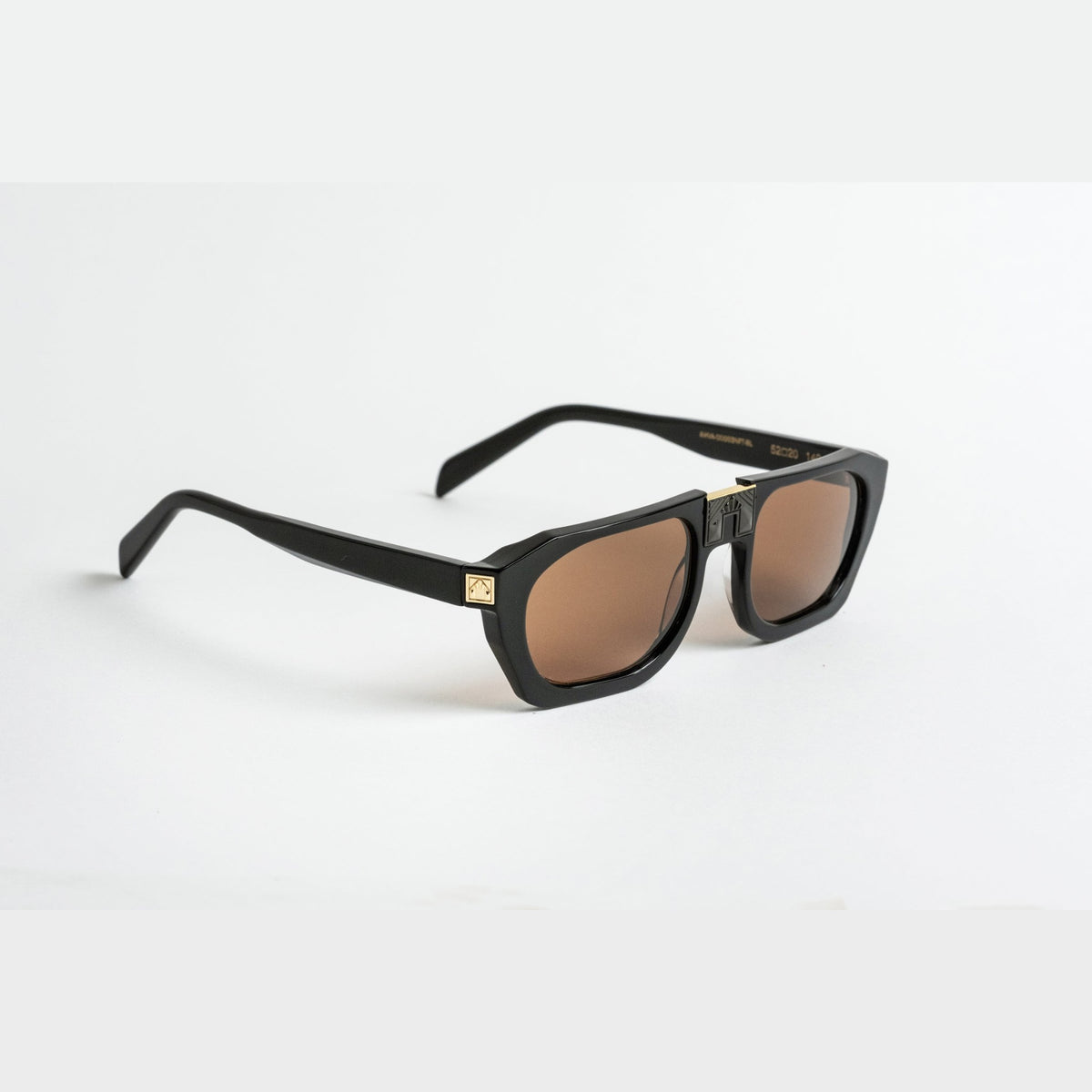 ARIA NOIR Ahava sunglasses in Noir, three quarter angle view