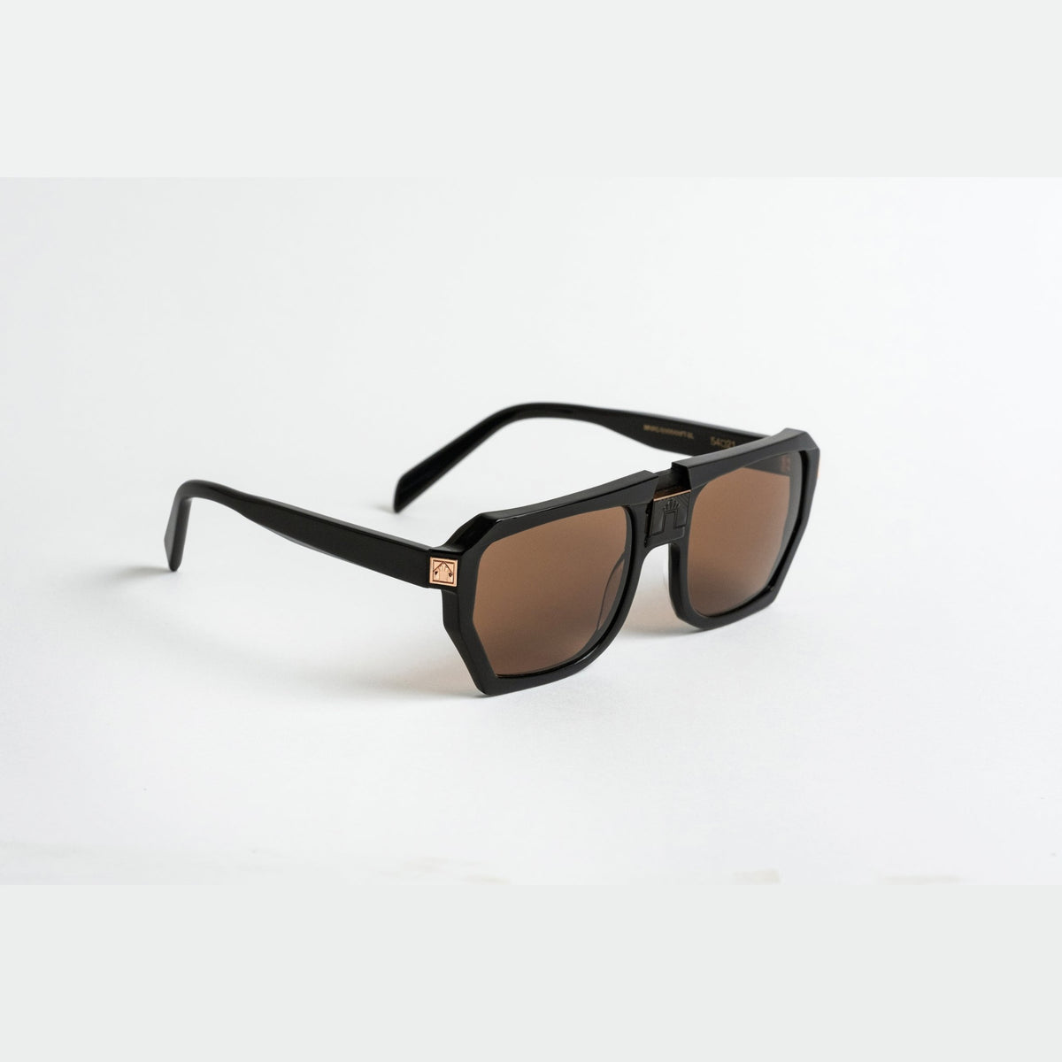 ARIA NOIR Monarca sunglasses in Noir, three quarter angle view
