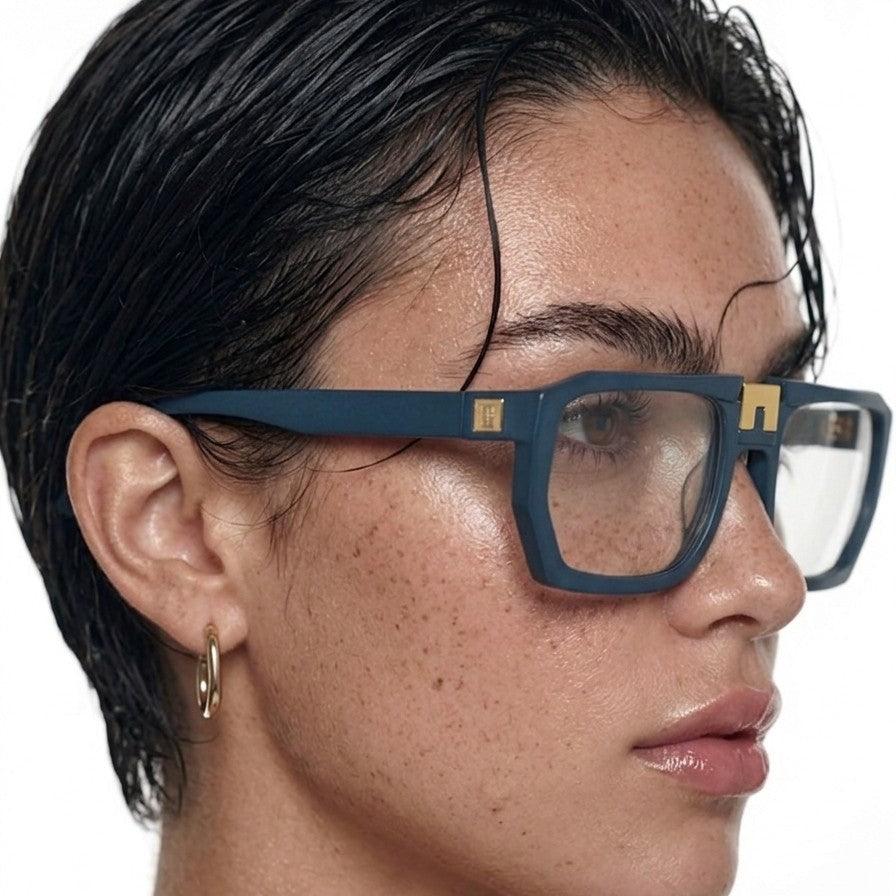 Model wearing ARIA NOIR ARCA I sunglasses in 309 Blue
