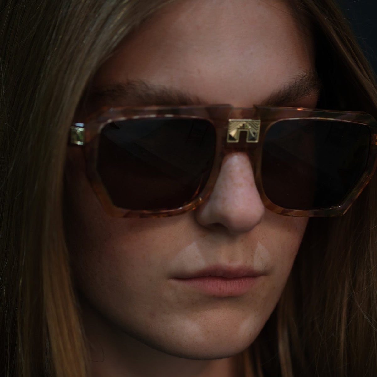 Model wearing ARIA NOIR Monarca sunglasses in Dreamy Rose blush tortoise acetate with gold bridge detail