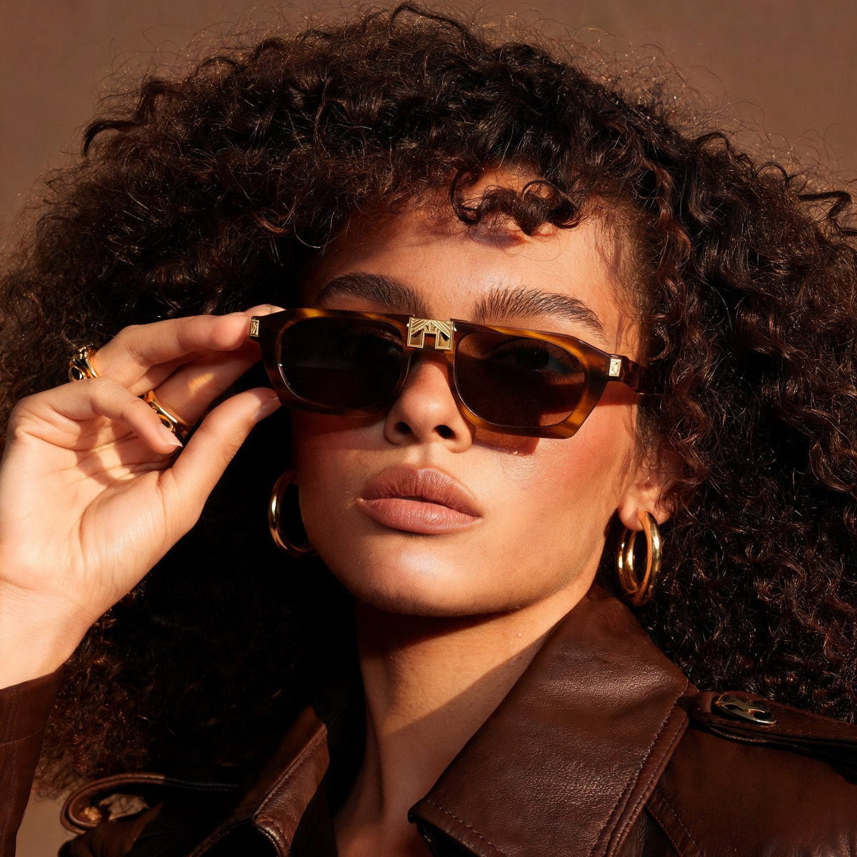 ARIA NOIR AHAVA Caramel Stripe sunglasses on model
