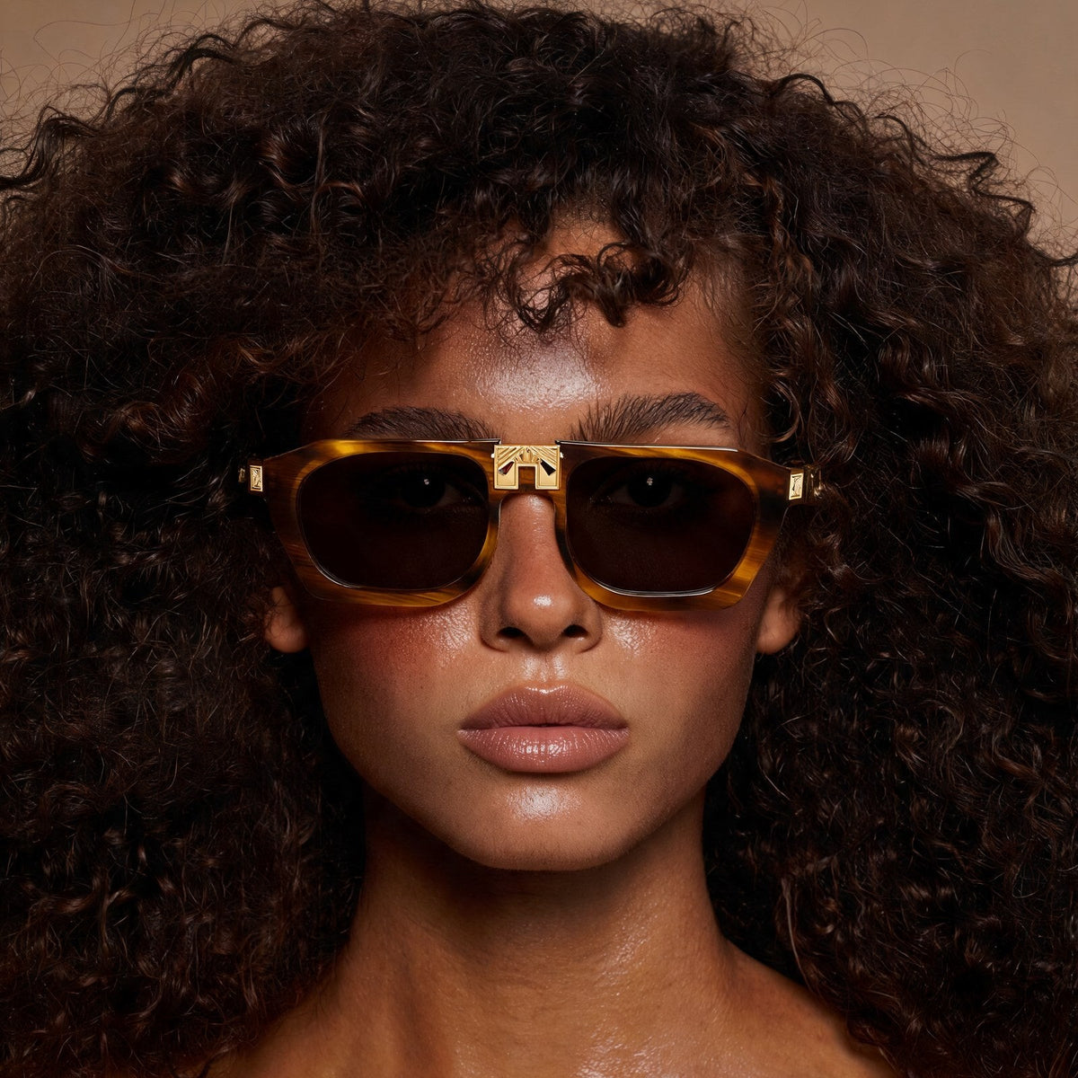 ARIA NOIR AHAVA Caramel Stripe sunglasses on model