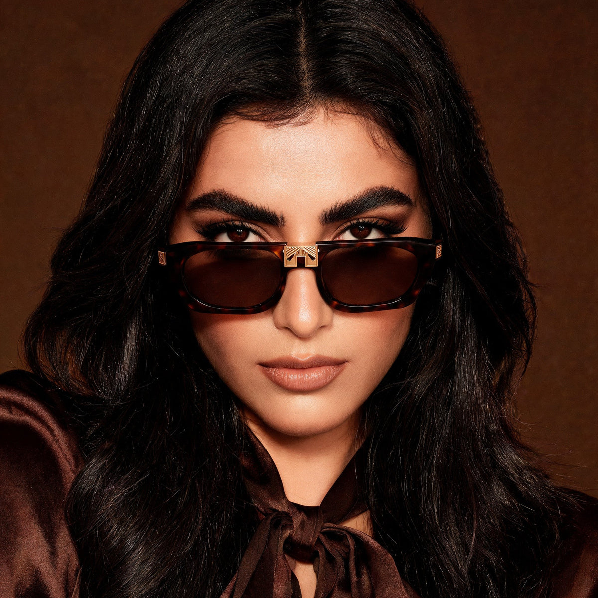 ARIA NOIR AHAVA Dark Tortoise sunglasses on model