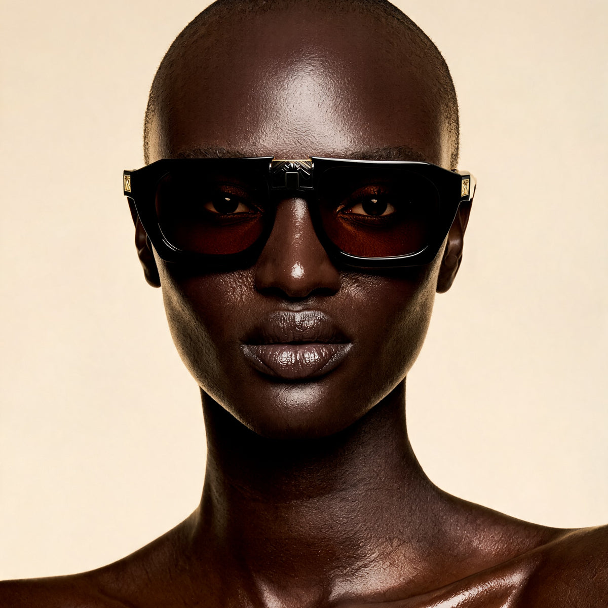 Model wearing ARIA NOIR Ahava sunglasses in Noir