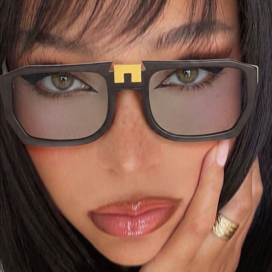 Model wearing ARIA NOIR ARCA I sunglasses in K Black