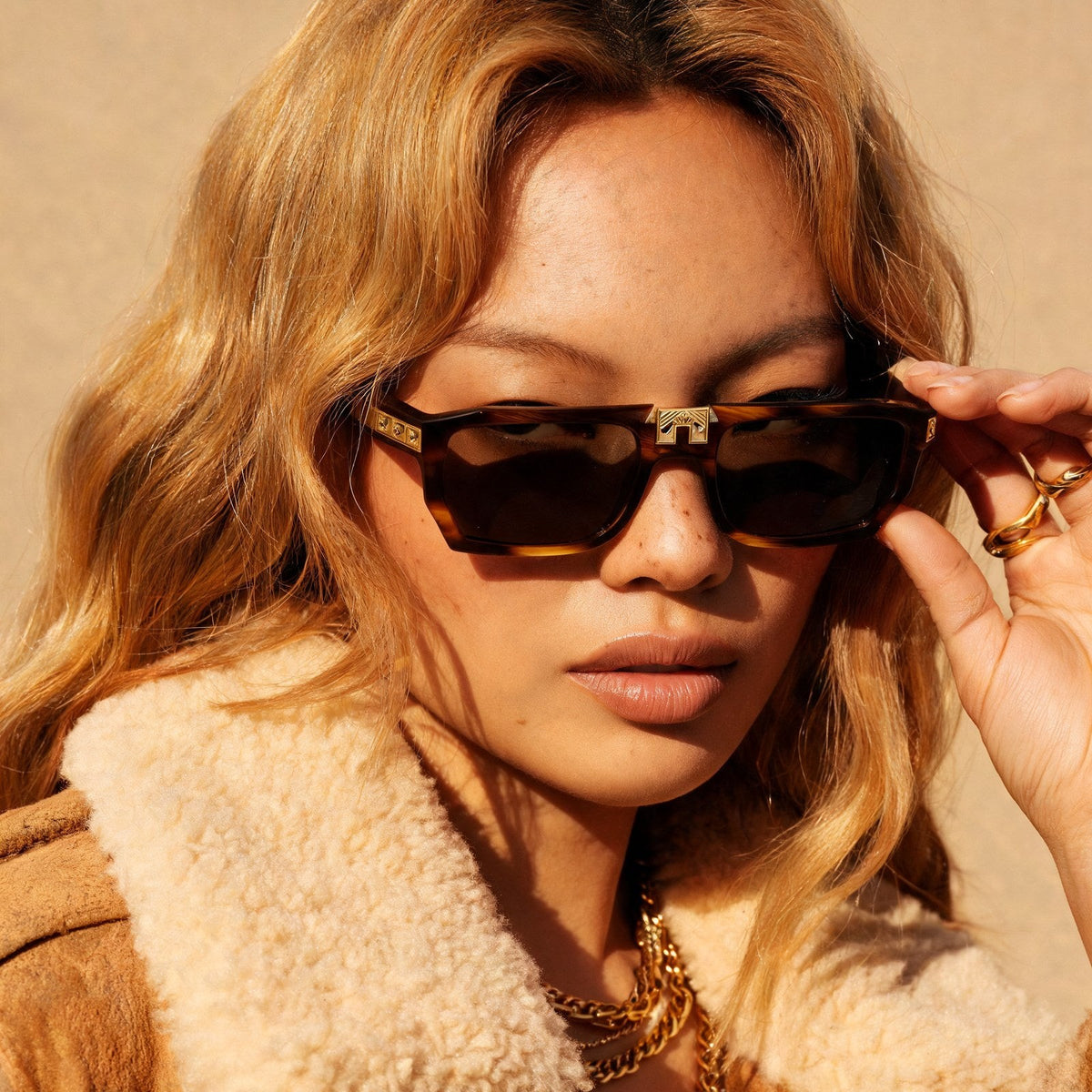 ARIA NOIR ARCA II Caramel Stripe sunglasses on model