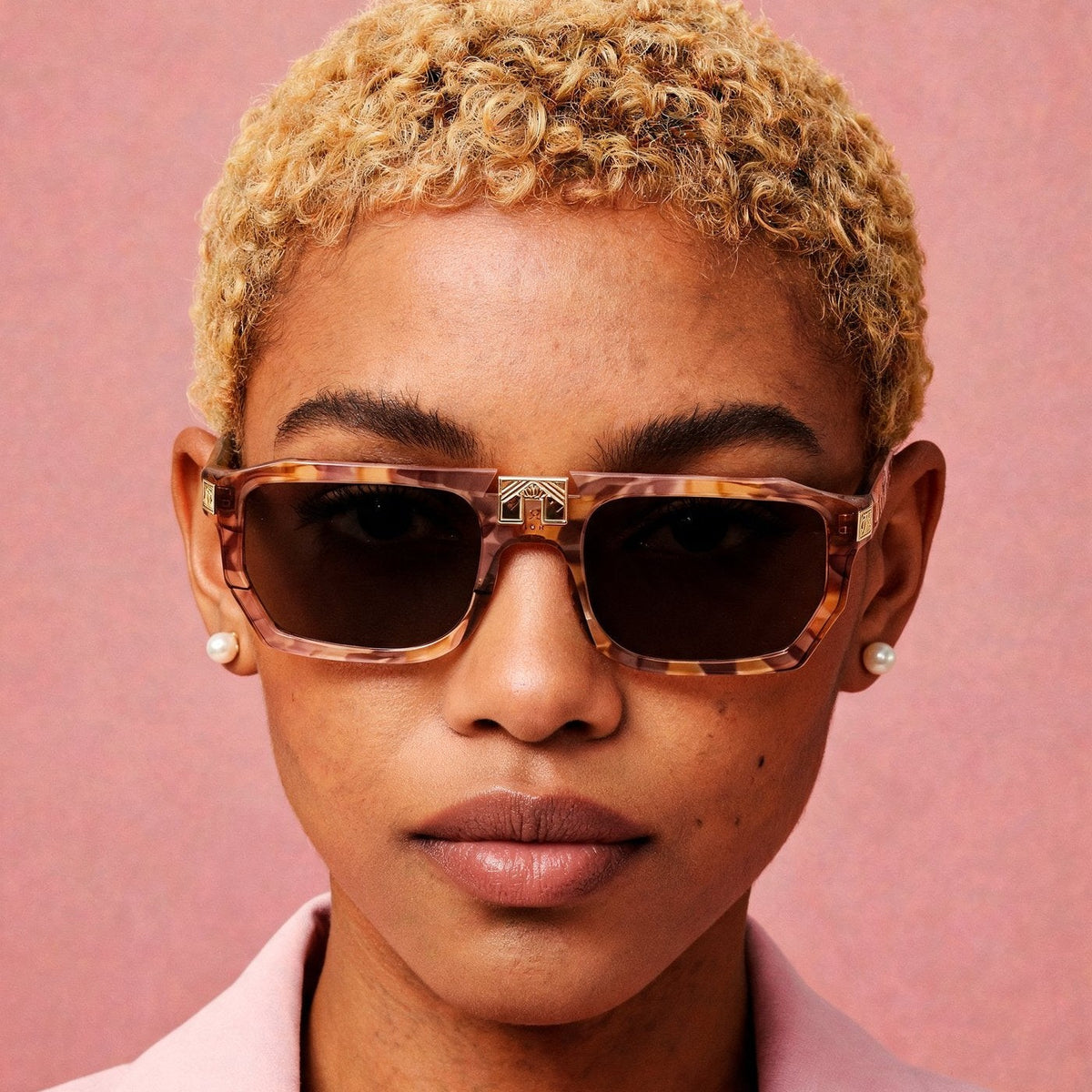 ARIA NOIR ARCA II Dreamy Rose sunglasses on model