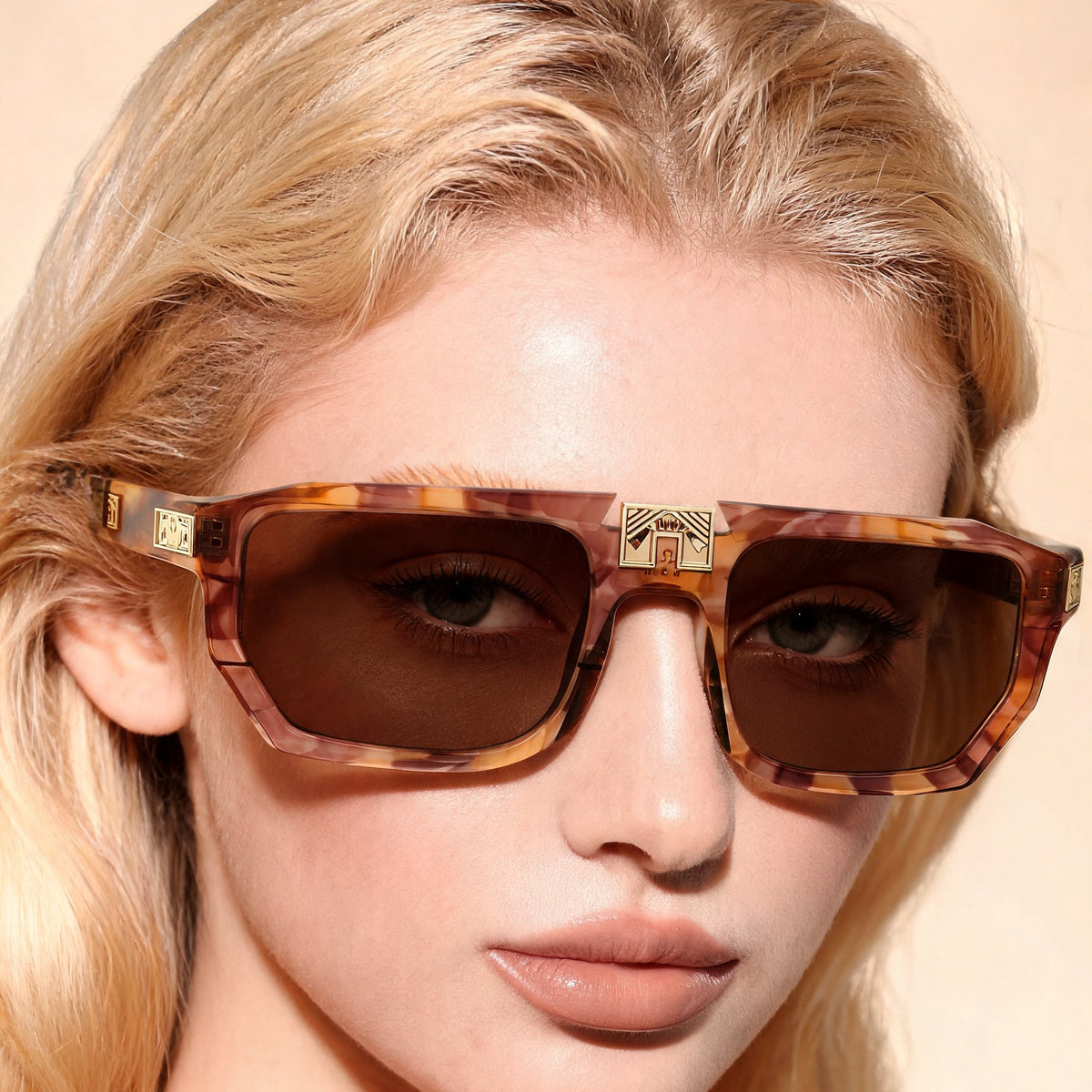 ARIA NOIR ARCA II Dreamy Rose sunglasses on model
