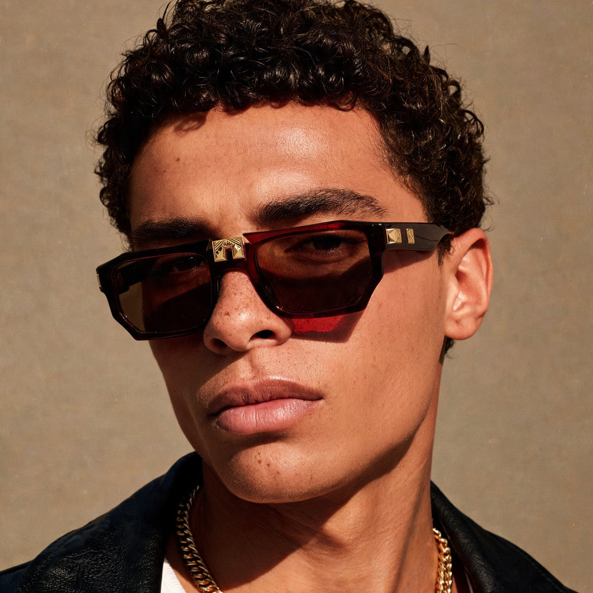 ARIA NOIR ARCA II Velvet Rose sunglasses on model