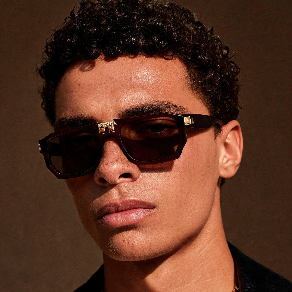 ARIA NOIR ARCA II Velvet Rose sunglasses on model