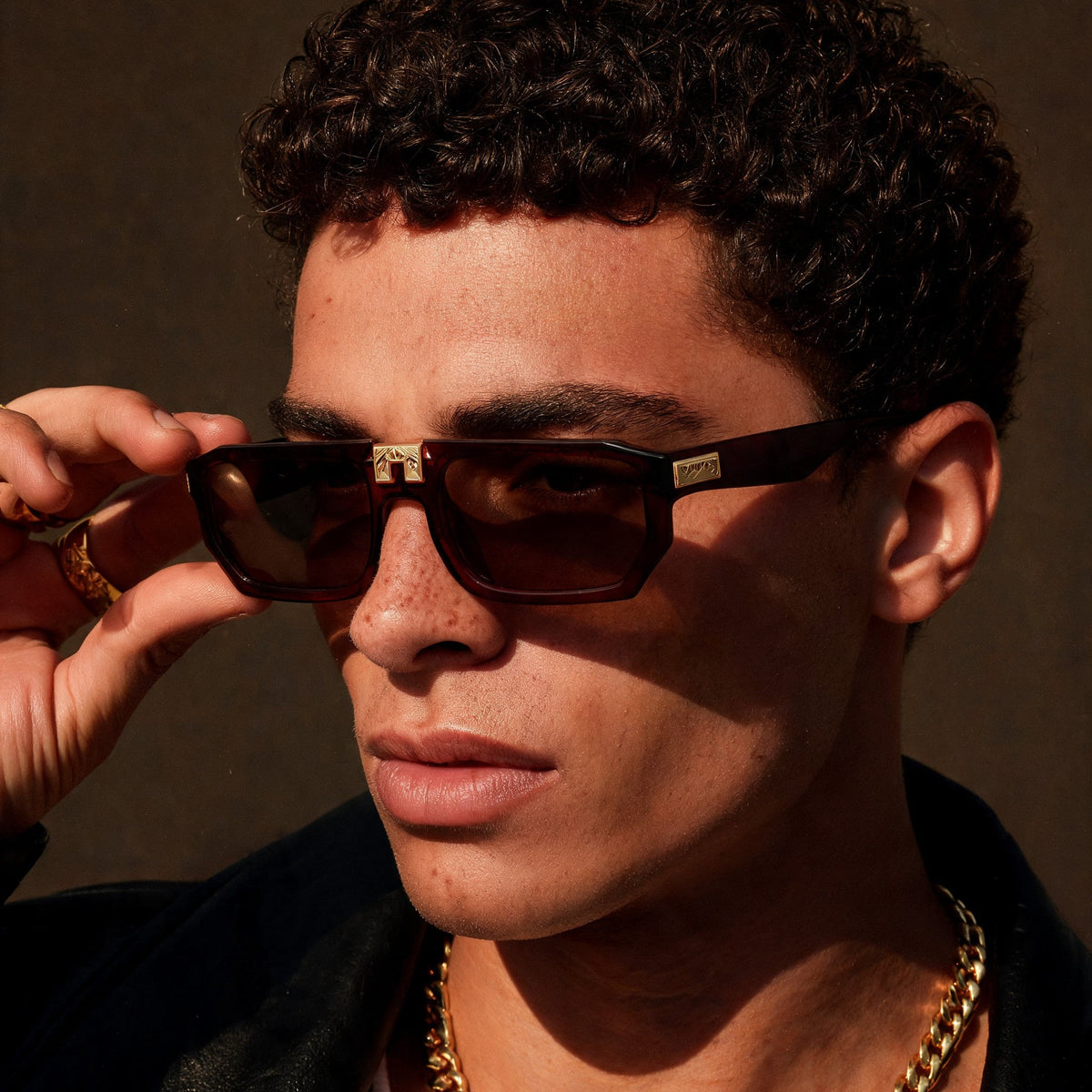 ARIA NOIR ARCA II Velvet Rose sunglasses on model