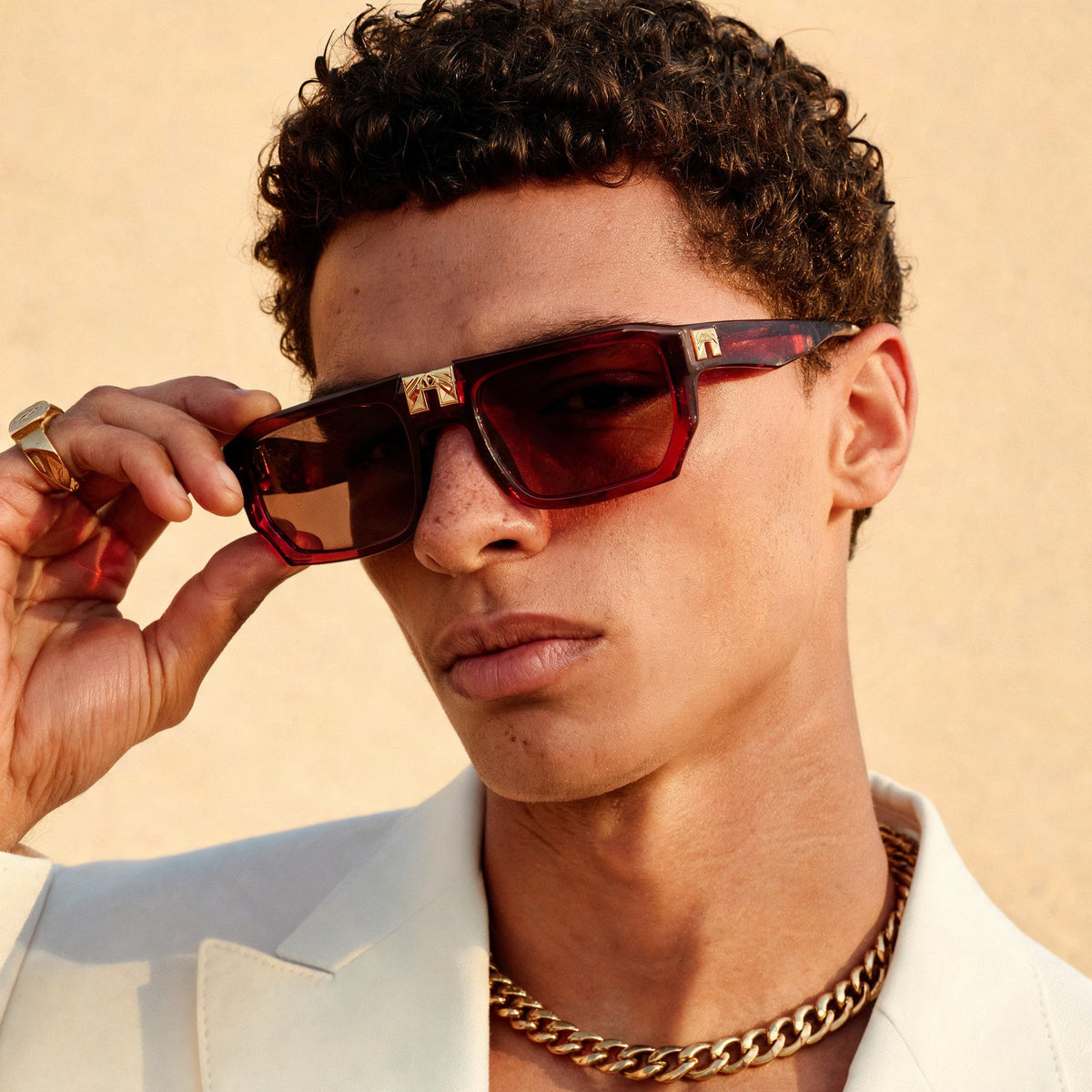 ARIA NOIR ARCA II Velvet Rose sunglasses on model