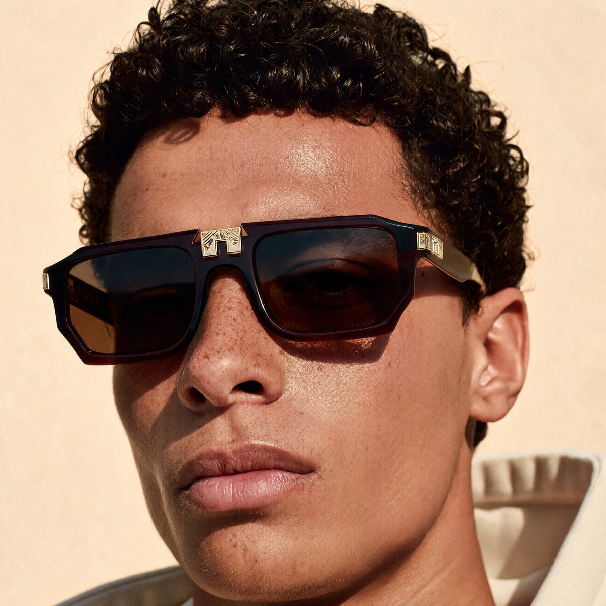 ARIA NOIR ARCA II Velvet Rose sunglasses on model