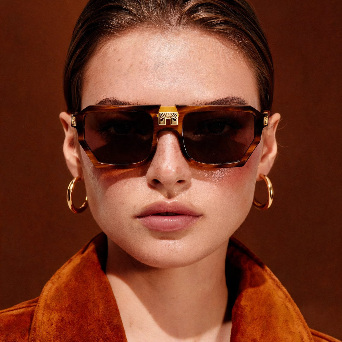ARIA NOIR MONARCA Caramel Stripe sunglasses on model