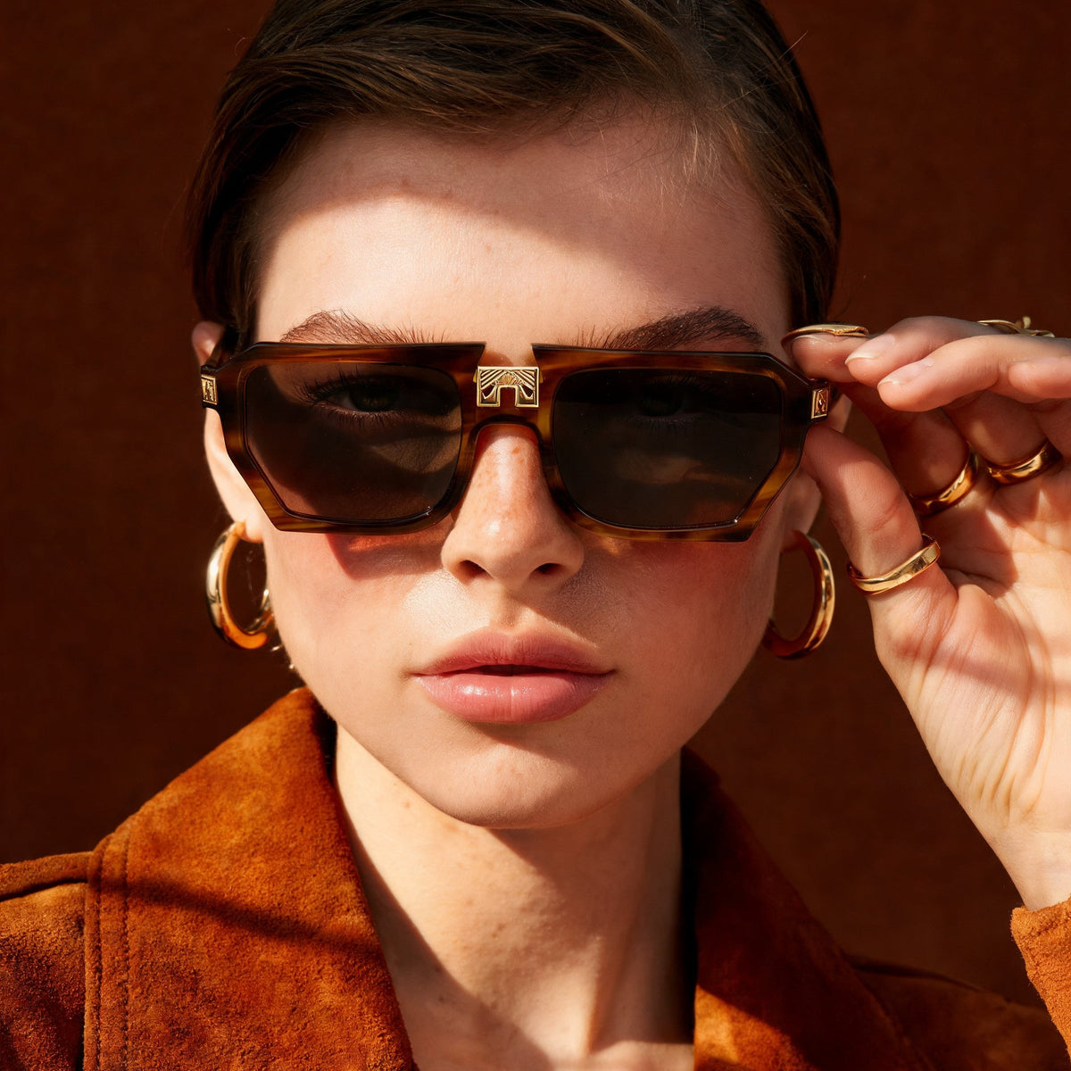 ARIA NOIR MONARCA Caramel Stripe sunglasses on model