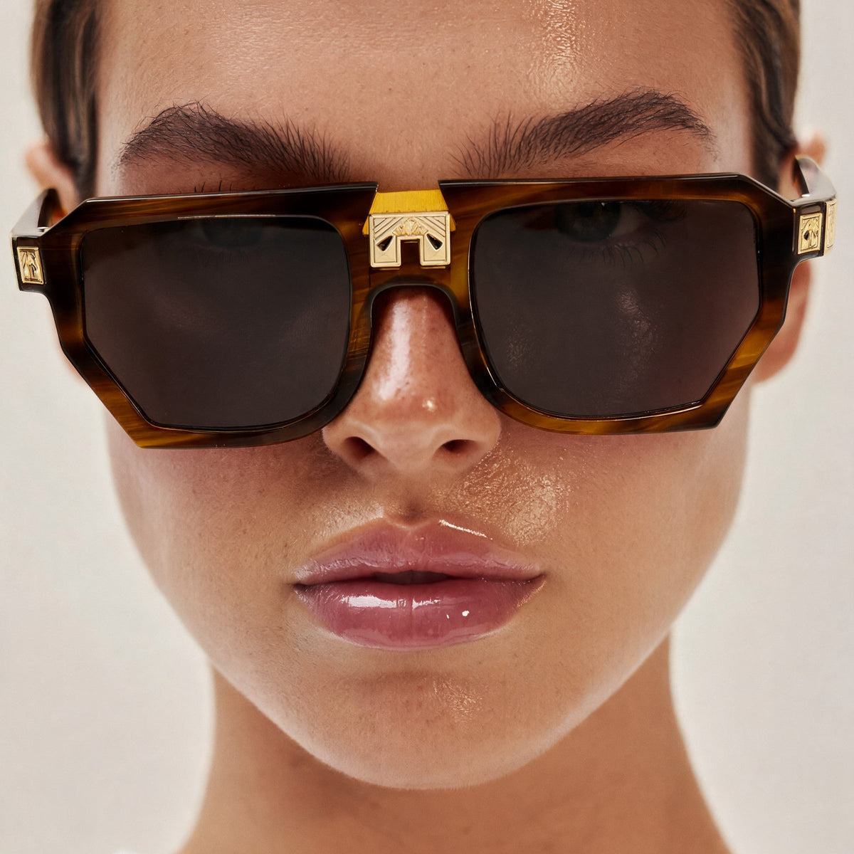 ARIA NOIR MONARCA Caramel Stripe sunglasses on model