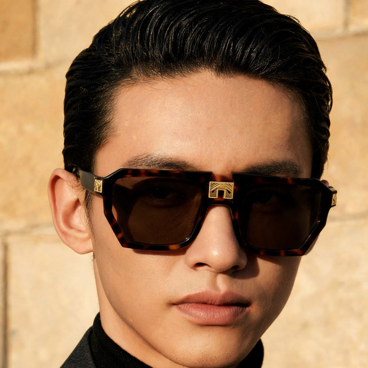 ARIA NOIR MONARCA Dark Tortoise sunglasses on model