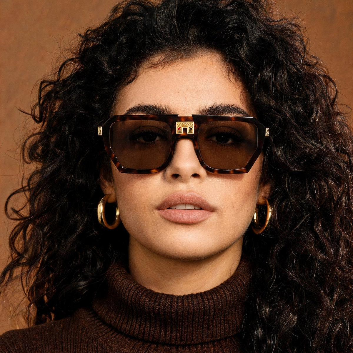 ARIA NOIR MONARCA Dark Tortoise sunglasses on model