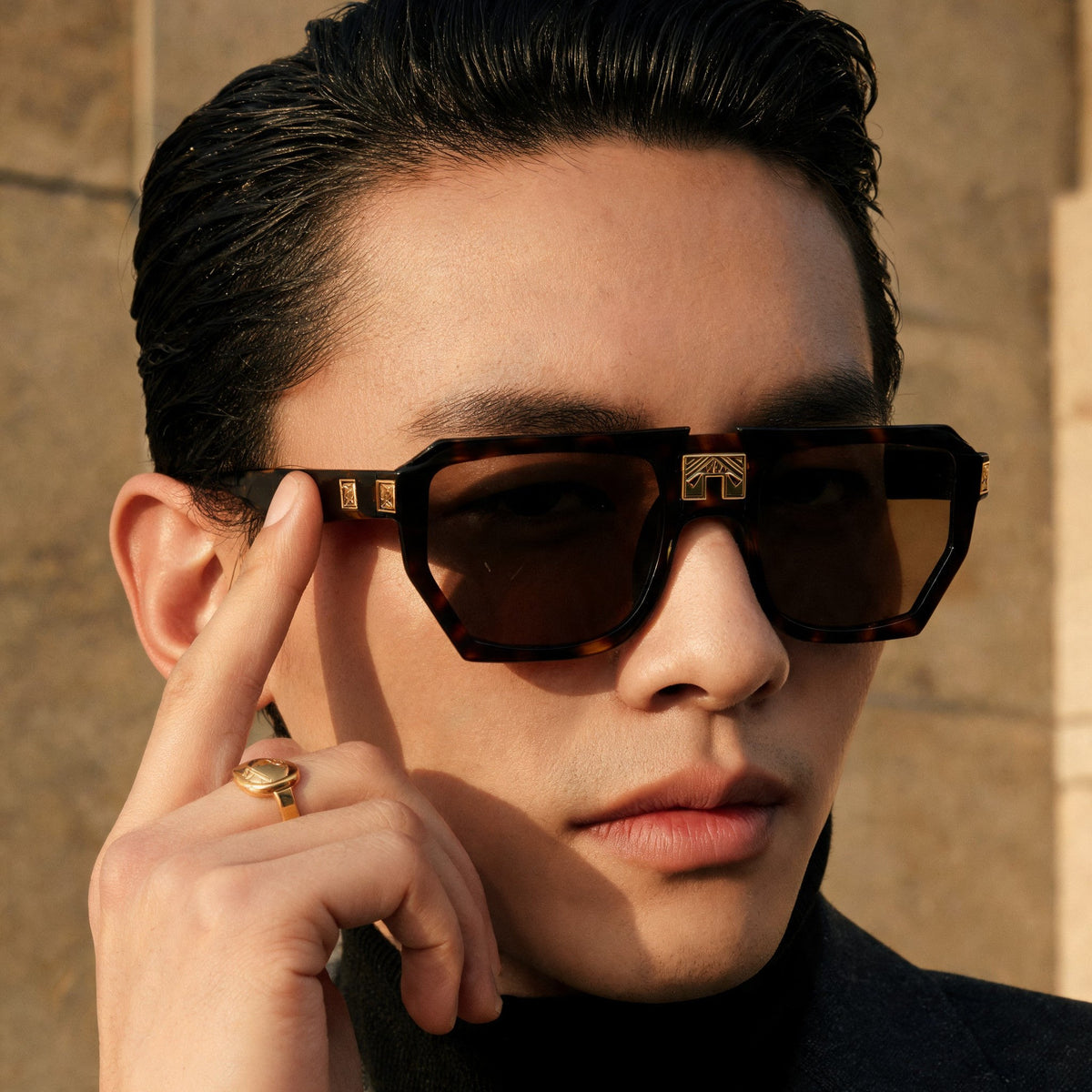 ARIA NOIR MONARCA Dark Tortoise sunglasses on model