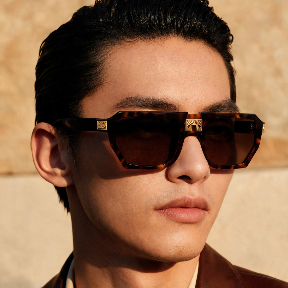 ARIA NOIR MONARCA Dark Tortoise sunglasses on model