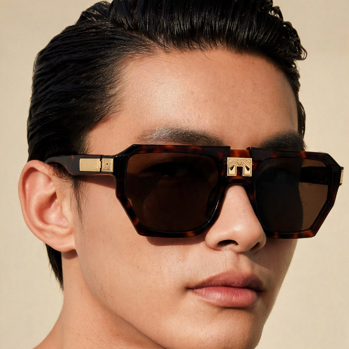 ARIA NOIR MONARCA Dark Tortoise sunglasses on model