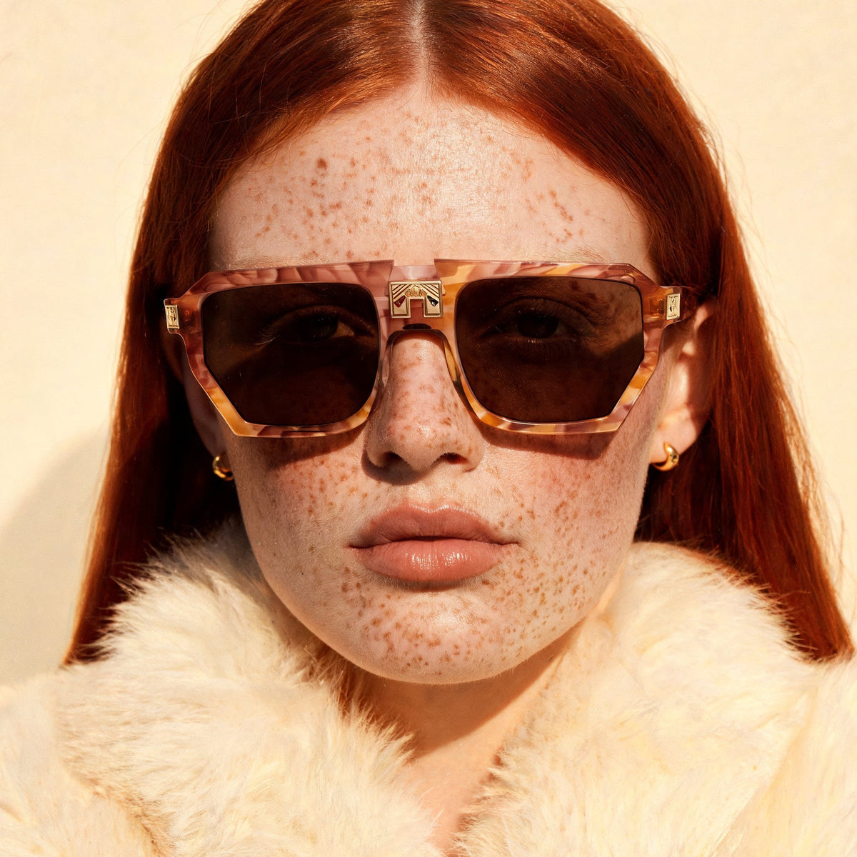 ARIA NOIR MONARCA Dreamy Rose sunglasses on model