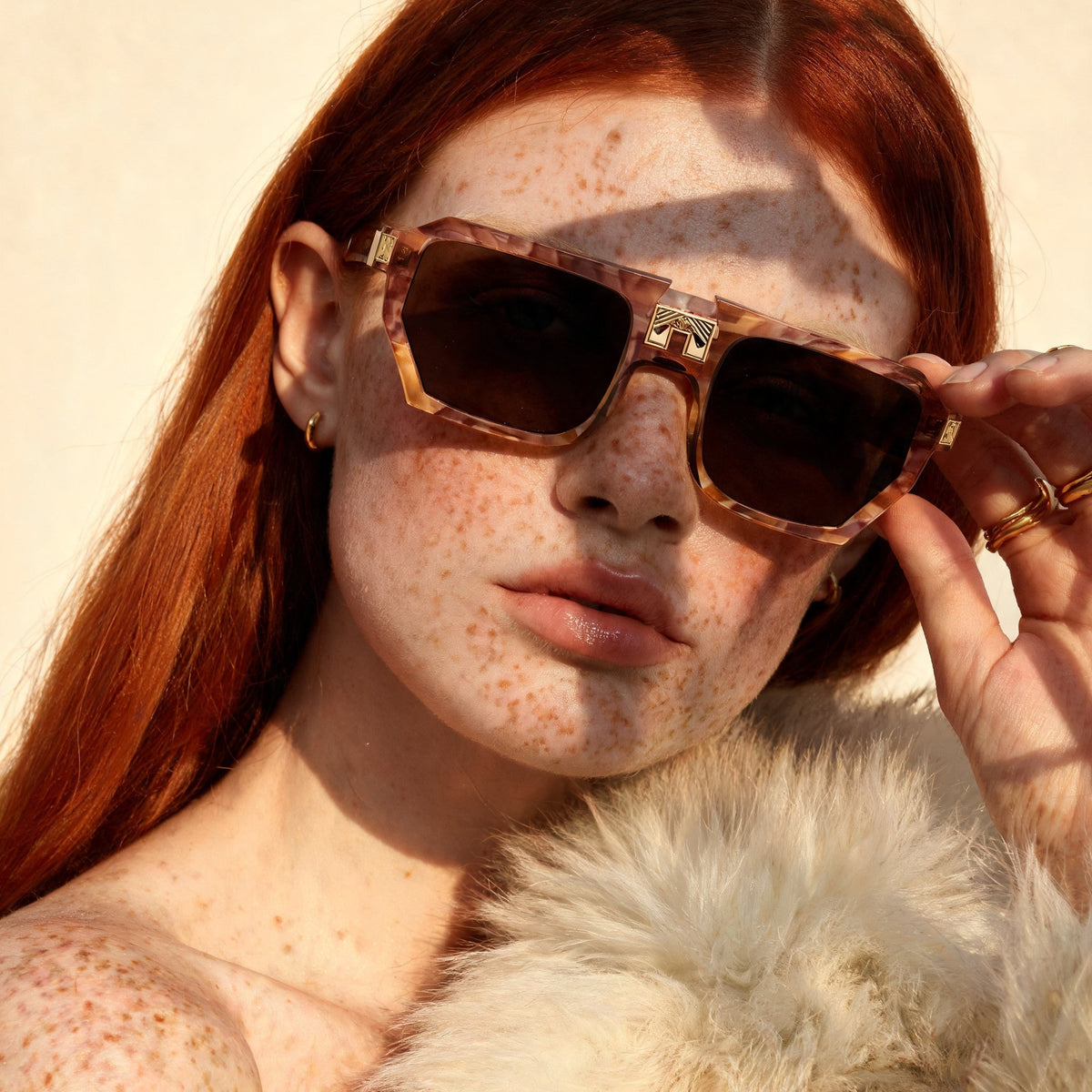 ARIA NOIR MONARCA Dreamy Rose sunglasses on model
