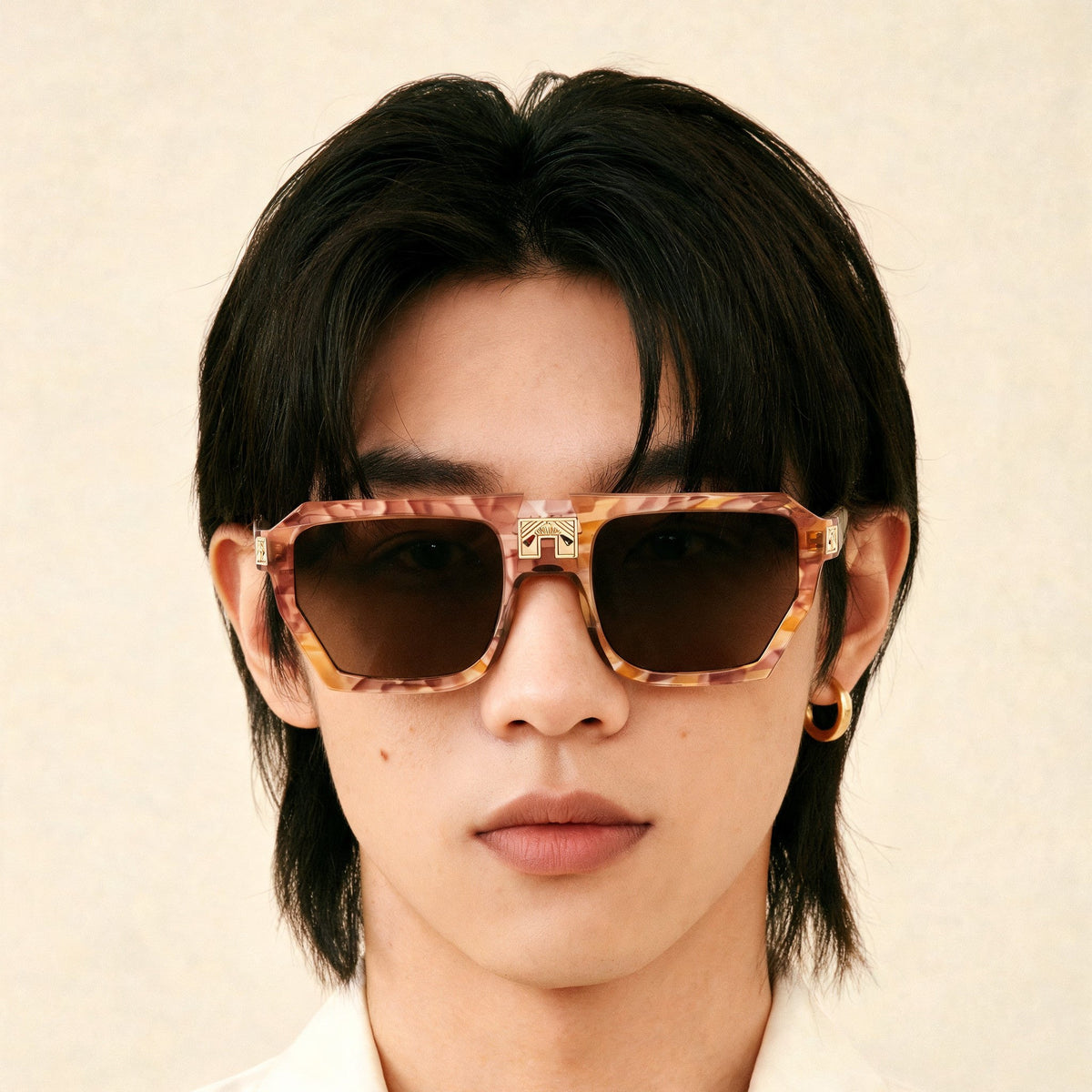 ARIA NOIR MONARCA Dreamy Rose sunglasses on model