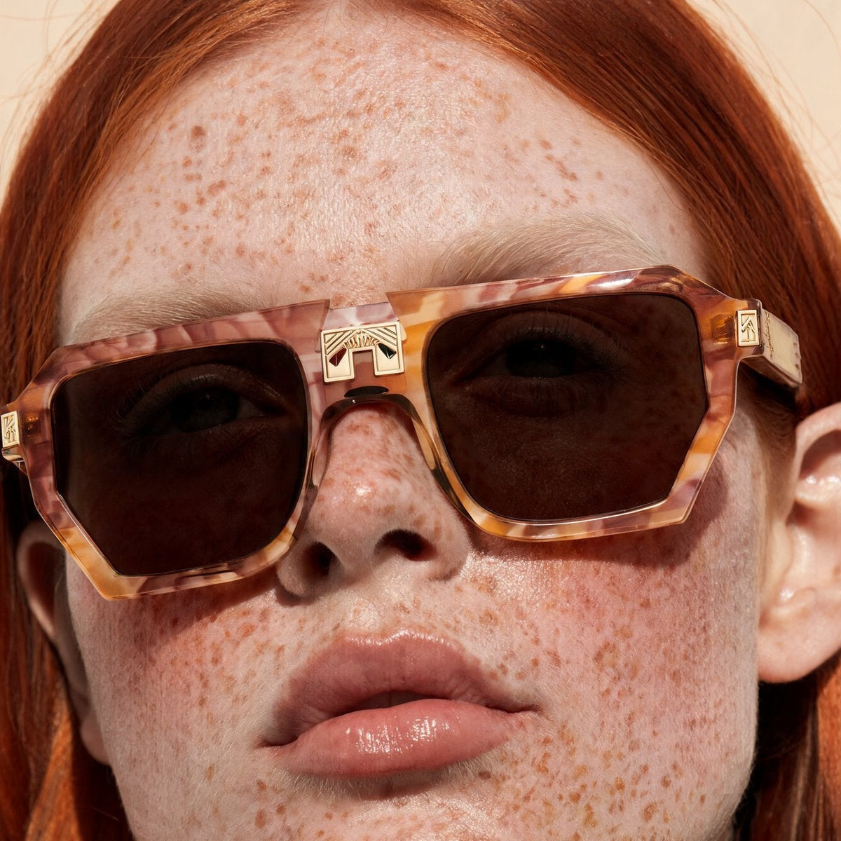 ARIA NOIR MONARCA Dreamy Rose sunglasses on model