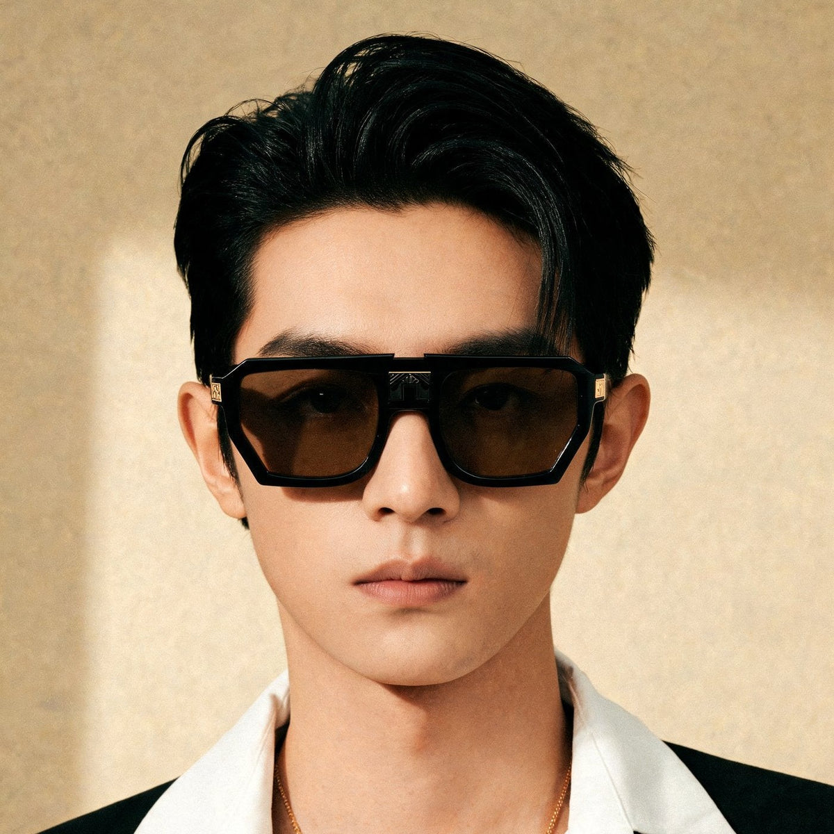 ARIA NOIR MONARCA Noir sunglasses on model
