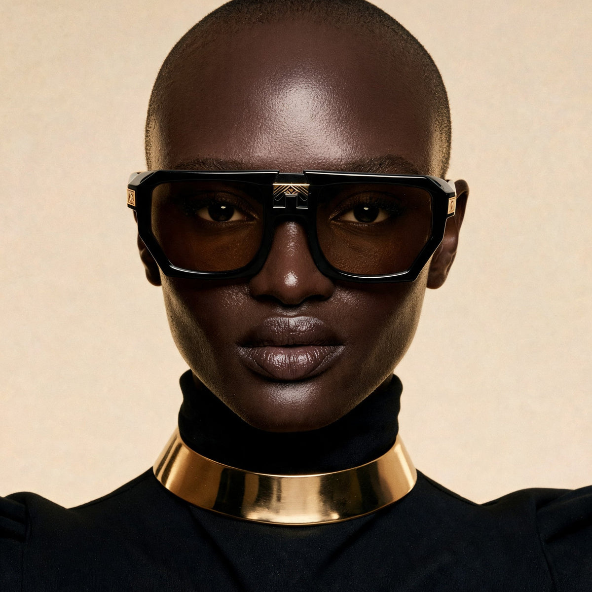 ARIA NOIR MONARCA Noir sunglasses on model