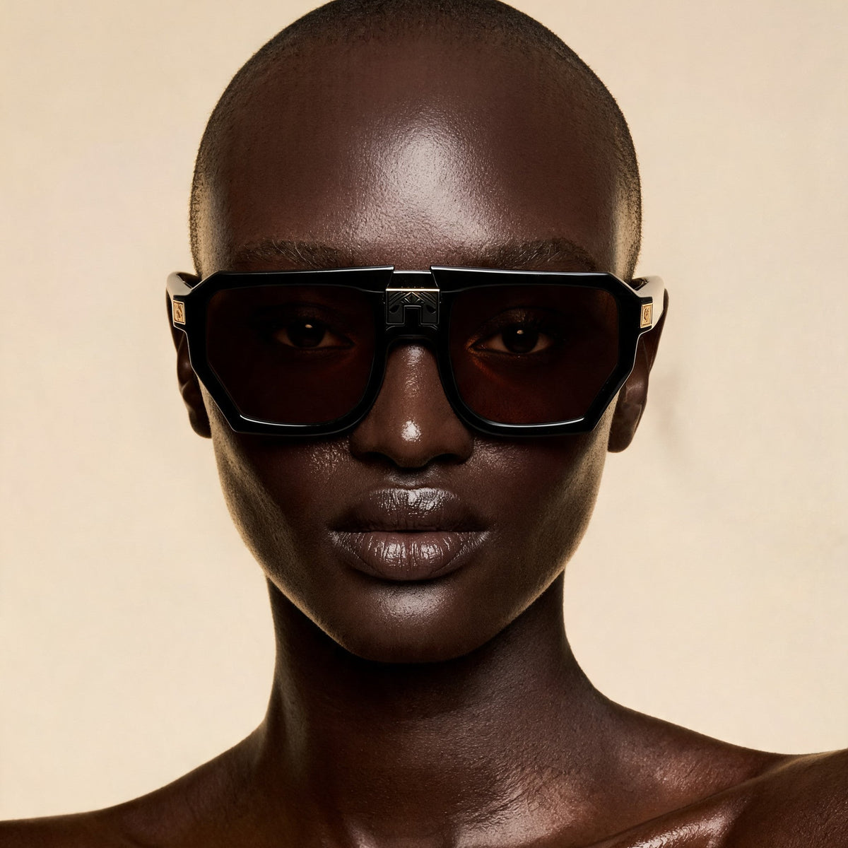 ARIA NOIR MONARCA Noir sunglasses on model