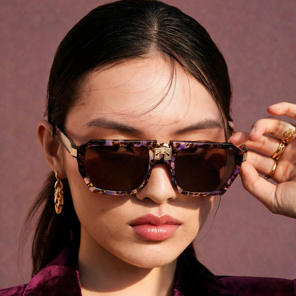 ARIA NOIR MONARCA Pixie Dust sunglasses on model