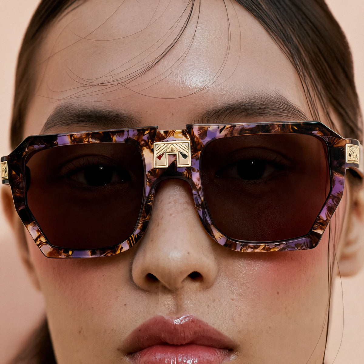 ARIA NOIR MONARCA Pixie Dust sunglasses on model
