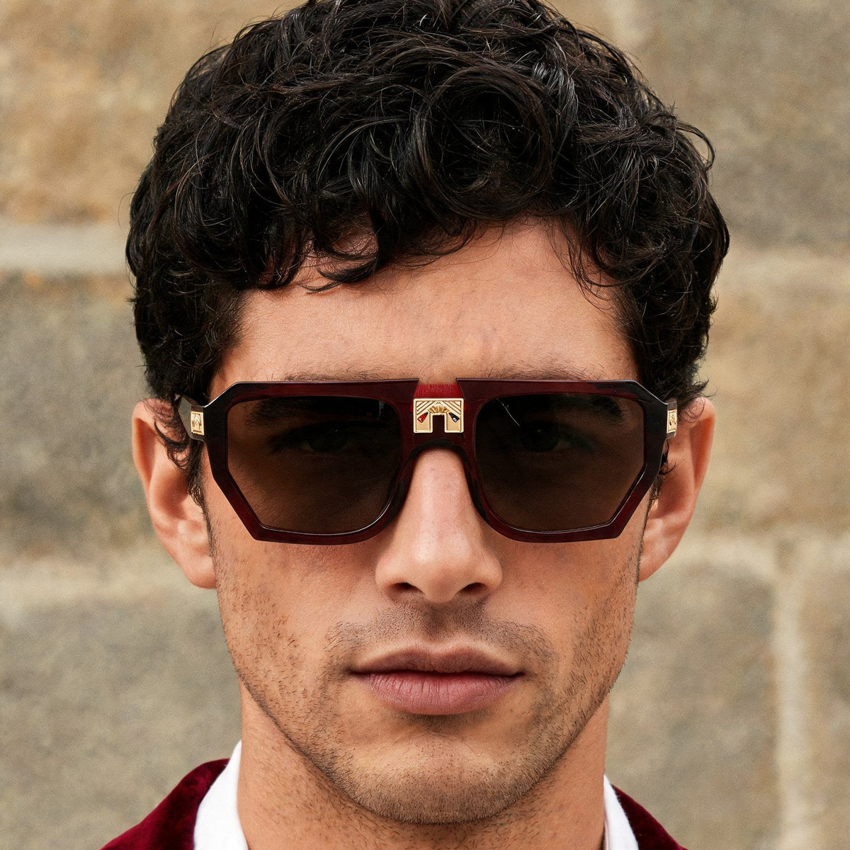 ARIA NOIR MONARCA Velvet Rose sunglasses on model