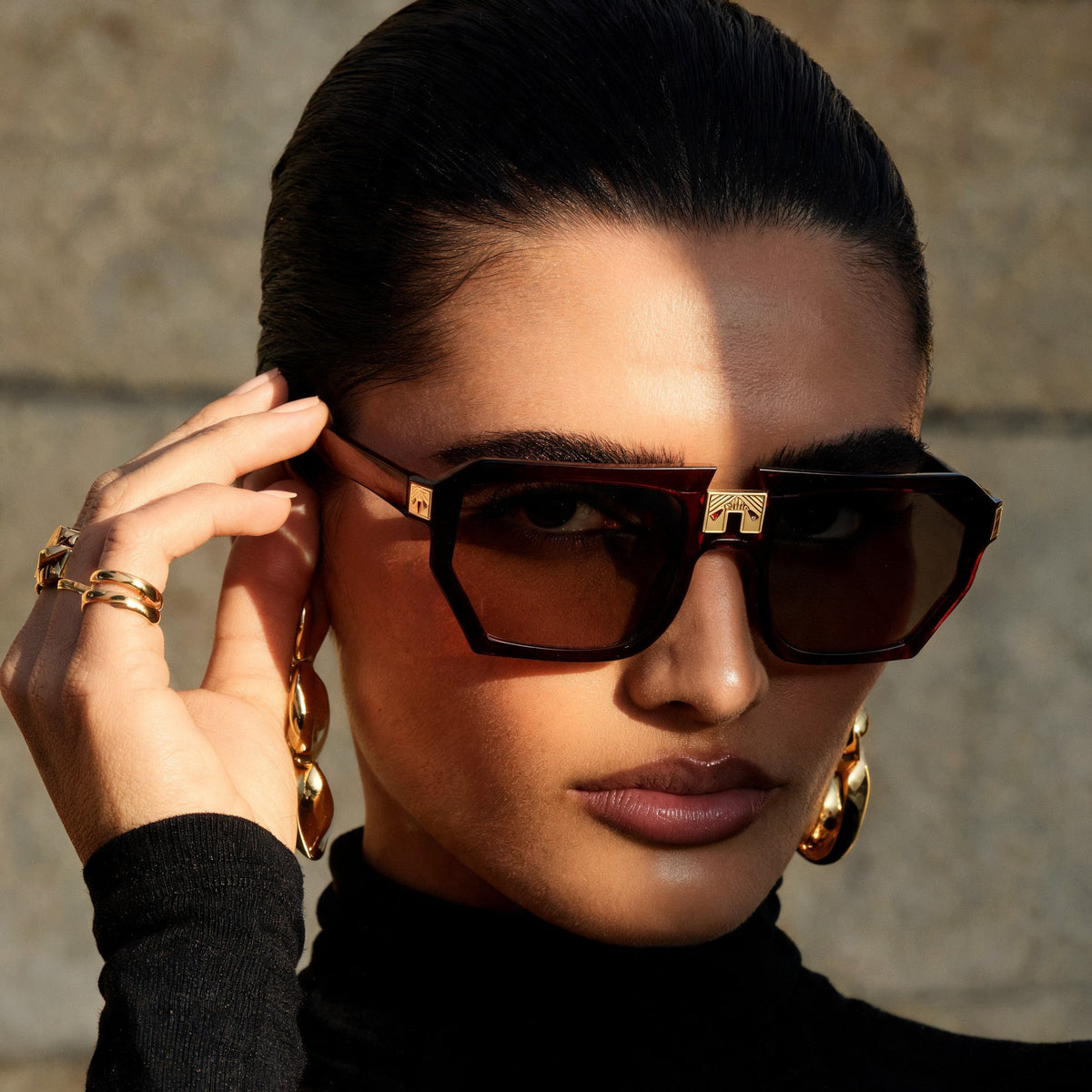ARIA NOIR MONARCA Velvet Rose sunglasses on model