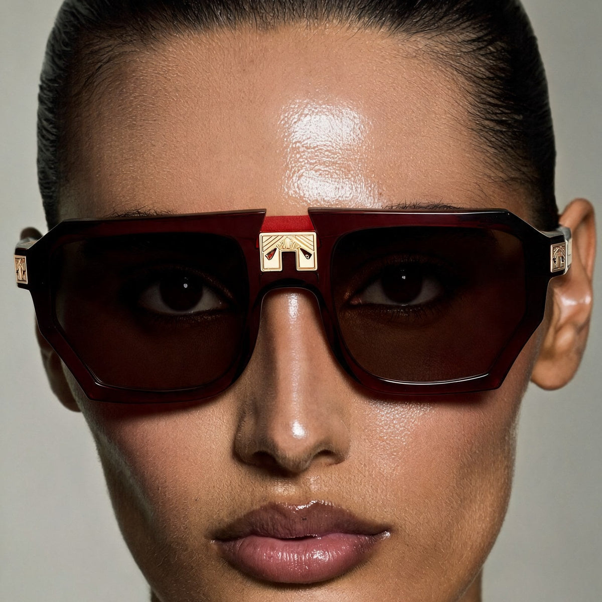 ARIA NOIR MONARCA Velvet Rose sunglasses on model