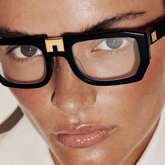 Model wearing ARIA NOIR ARCA I sunglasses in K Black